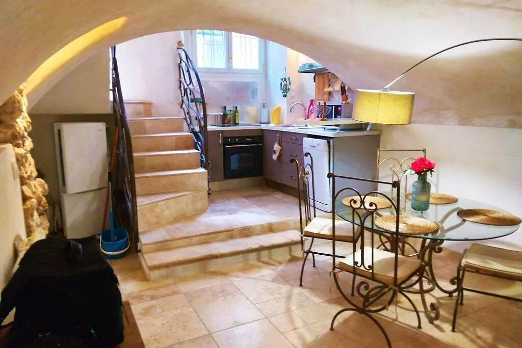 Appartement De Charme Au Coeur Du Vieil Antibes contacts